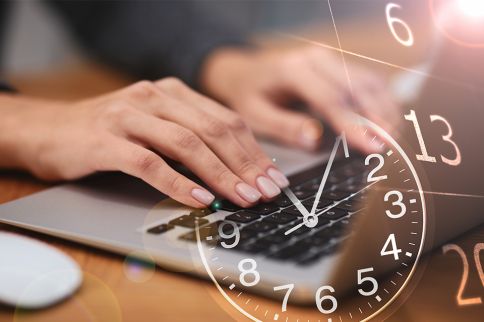 Foto: Hände tippen auf Laptop Tastatur