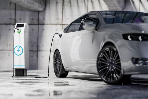 Foto: Elektroauto mit Ladesäule