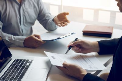 Foto: Personen besprechen Akten